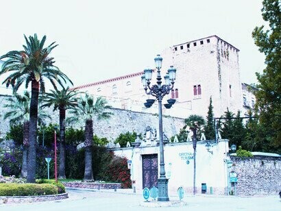 El barrio más antiguo de Cabra, donde se encuentra el antiguo Licabrum, un primitivo poblado ibérico que posteriormente se convertiría en Egabro. Este barrio alberga los restos de la muralla árabe, así como la Parroquia de la Asunción y Ángeles y el Castillo de los Condes de Cabra, Córdoba, España