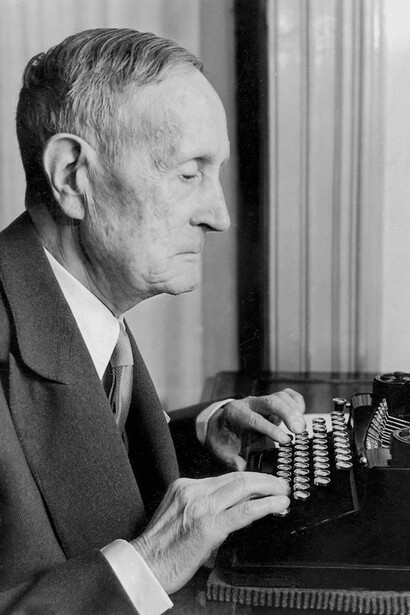 Azorín frente a su máquina de escribir