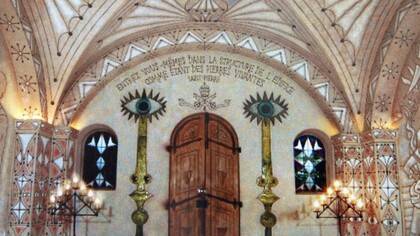  La chiesa di Saint Pierre, Villefranche-sur-Mer, abside decorato da Cocteau, foto di Flavius Roversi