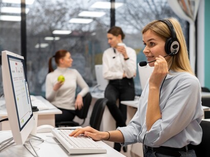 Lavorano su turni per garantire un servizio continuo, spesso 24 ore su 24, con l'obiettivo di risolvere i problemi dei clienti o generare vendite in modo efficiente