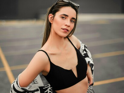  É comum ver pessoas combinando peças vintage com itens modernos, misturando o glamour dos anos 2000 com a simplicidade do normcore, ou adicionando referências dos anos 1990 ao streetwear contemporâneo. A moda deixou de ser algo rígido e virou um campo aberto para construção de identidade