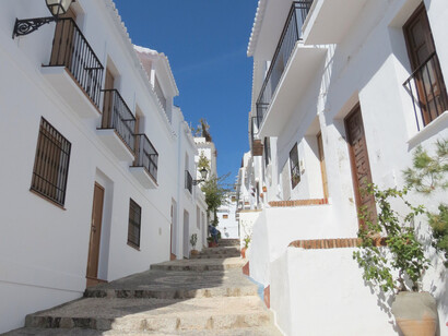 Cuando las ciudades o pueblos se saturan de turistas, sus habitantes dejan de ser grandes anfitriones, pierden la el sentido de la hospitalidad y la amabilidad, y, sin duda, se convierten en huraños. Impresiones de Frigiliana, 2013, provincia de Málaga, España