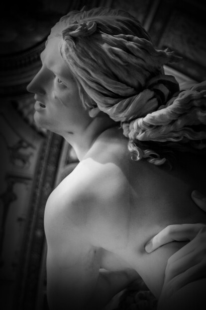 Particolare de Il ratto di Proserpina. Il corpo appare congiungere trascendenza e immanenza