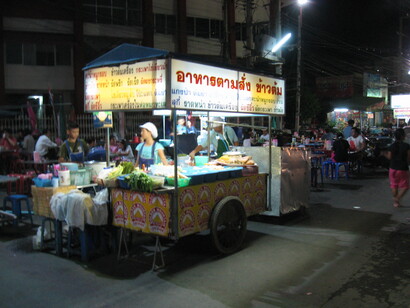 La comida callejera es también un fenómeno social, que requiere una cierta antropología culinaria. Un carrito de comida en el mercado nocturno, Yasothon, Tailandia