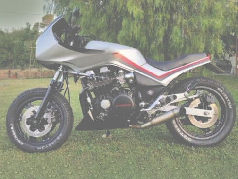 La sua Honda CBX 750 fiammante, tirata a lucido