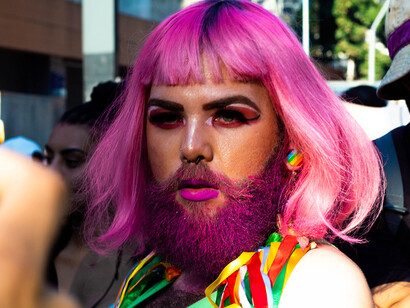 L'activisme LGBTQ+. En prétendant désigner un homme comme étant une femme, on ne change rien à la substantialité du monde réel qui se caractérise quant à lui par sa précession factuelle imprescriptible