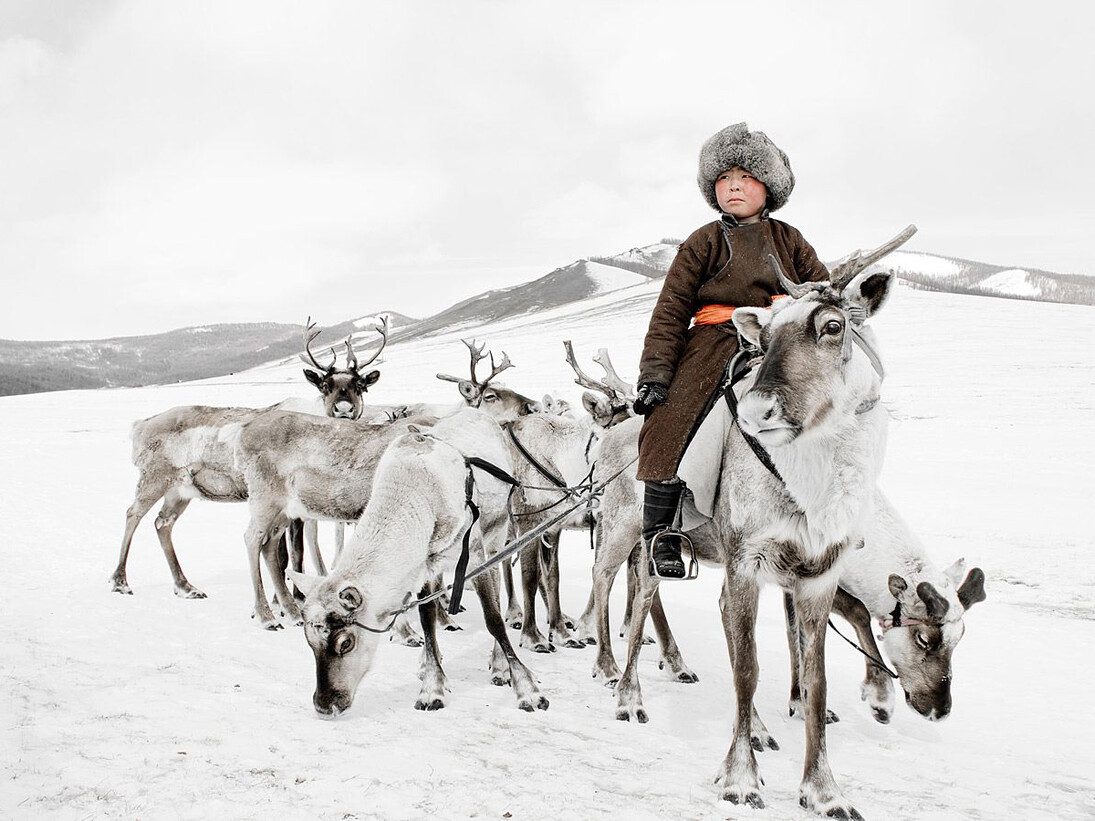 Jimmy Nelson, XX 204, Bayau Bulang, Renchinkhumbe, Khovsgol, Mongolia, 2011, Chromogenic color print, courtesy of the artist and Bryce Wolkowitz Gallery, Exhibitor : Bryce Wolkowitz Gallery