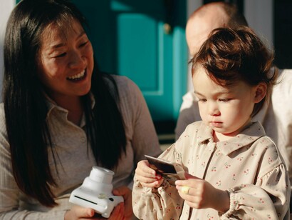 Bebê observa a própria foto. Com a colaboração dos pais, as crianças são mais capazes de relembrar eventos passados de maneira mais detalhada e vívida