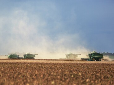 Máquinas agrícolas trabalham durante a colheita da soja em uma extensa área rural de Paragominas, no Pará. O planejamento das operações é fundamental para reduzir perdas quando as condições climáticas se tornam desfavoráveis