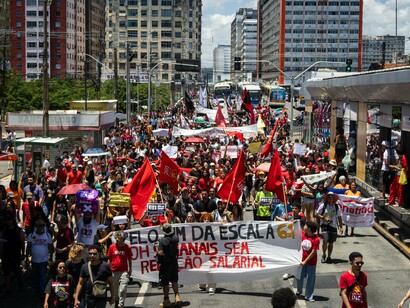 Manifestação popular pelo fim da escala 6x1 em Recife, 2024. Os motivos são os mais diversos: metas abusivas, má gestão, cultura empresarial tóxica, falta de reconhecimento, despreparo de alguns gestores para cargos de liderança, má remuneração entre outros. Os fatores que causam esses altos índices de insalubridade mental no trabalho são tantos que é até difícil pontuar quais são os principais