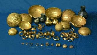 El Tesoro de Villena está formado por 59 objetos de oro, plata, hierro y ámbar que totalizan un peso de casi 10 kilos y está datado alrededor del año 1000 a.C. 