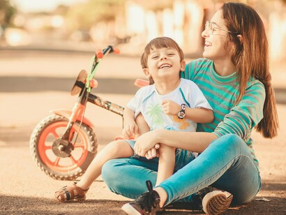 A maternidade é, sem dúvida, uma das fases mais intensas e simbólicas na vida de uma mulher. Ser tia, por outro lado, fortalece os vínculos familiares e cria uma rede de apoio afetivo fundamental