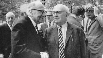 Max Horkheimer (en primer plano a la izquierda), Theodor Adorno (en primer plano a la derecha) y Jürgen Habermas (en el trasfondo, a la derecha) en Heidelberg, 1964
