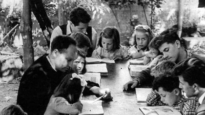 Ogni giugno l’Italia trasforma la Maturità in un rito collettivo di nostalgia, mettendo in scena una sorta di regressione nazionale all’adolescenza