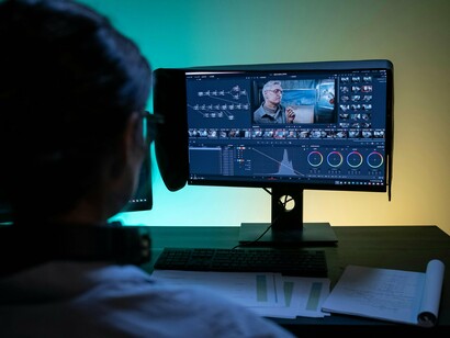 Edição de vídeo em software sofisticado. 
O cinema e a tecnologia sempre caminharam juntos, impulsionando a evolução da sétima arte e proporcionando experiências visuais e narrativas cada vez mais imersivas. Desde a invenção do cinematógrafo pelos irmãos Lumière até as produções em realidade virtual, a tecnologia transformou a maneira como os filmes são produzidos, distribuídos e assistidos



