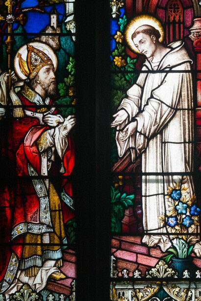 Ventana de vitral en la catedral de Armagh (Irlanda del Norte) creada por Mayer & Co., representando a San Malaquías y a San Bernardo