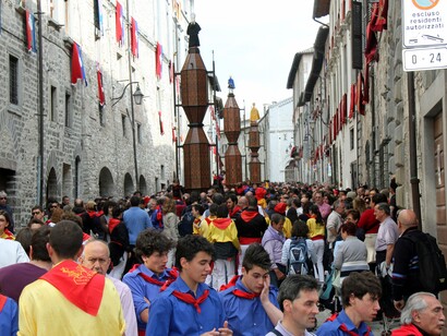 Durante la festa, tre imponenti Ceri dedicati a Sant'Ubaldo, San Giorgio e Sant'Antonio Abate vengono portati di corsa dai ceraioli attraverso le vie della città fino alla Basilica sul Monte Ingino. Gubbio, Italia