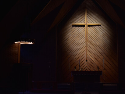 Una cruz en el altar de la Iglesia Luterana de Augusta en Estados Unidos