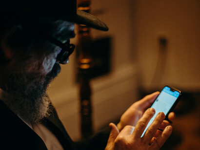 A OrCam Technologies é pioneira em tecnologia assistiva desenvolvendo soluções como o OrCam MyEye para melhorar a qualidade de vida de pessoas com deficiência visual