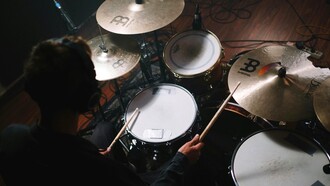 Il Rhythm and Blues (R&B) è nato negli Stati Uniti negli anni Quaranta, evolvendosi dal blues e dal jazz per diventare la colonna sonora della comunità afroamericana dell'epoca e il termine R&B fu coniato nel 1947 dalla rivista "Billboard" per descrivere la nuova musica che combinava ritmo sincopato e melodie blues, distinguendola dal jazz e dal gospel