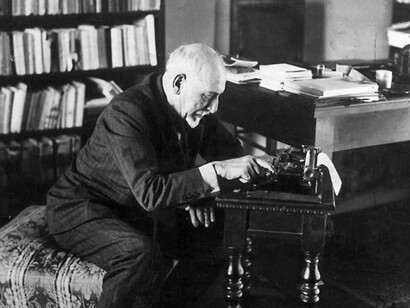 Luigi Pirandello nel suo studio