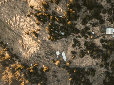 L’analisi comparativa di immagini satellitari consente di identificare alterazioni del terreno sospette, come movimenti di terra recenti o cambiamenti nella vegetazione
