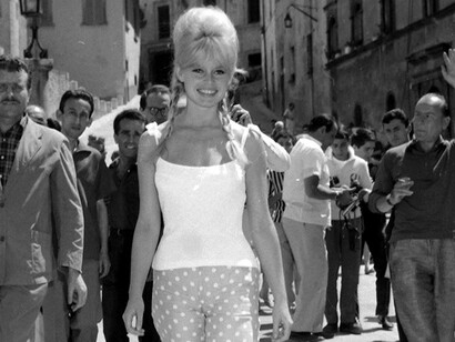 Brigitte Badot, 1961. In questi anni, l’innovazione non cancella la tradizione, ma la mette in crisi, la interroga, la reinventa, aprendo la strada a una nuova consapevolezza collettiva