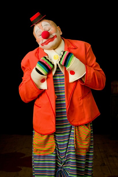 Clown comico, naso rosso. La richiesta insolita: i clown supplicano Stephen King per un nuovo capitolo di "It"