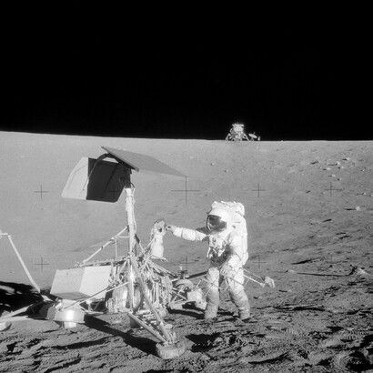 Pete Conrad e il veicolo Surveyor III con il LM sullo sfondo, 16 novembre 1969 (Credit NASA)