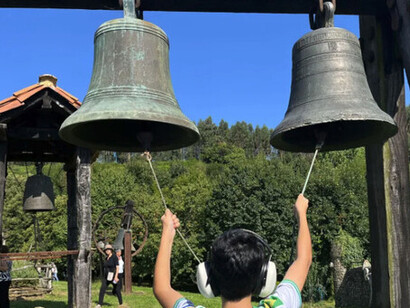 Ya en la Alta Edad Media —s. V a s. X—proliferaban los fundidores que recorrían los pueblos con sus herramientas y utensilios. Probando campanas. Bartolomé de Vierna, León, España