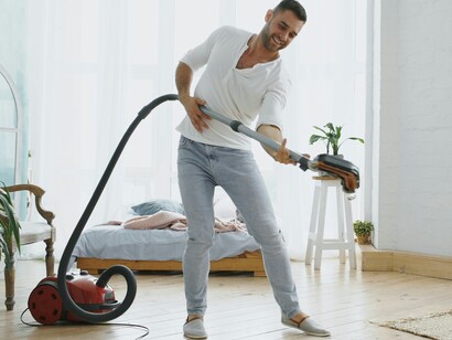 Questa filosofia incoraggia a vedere la pulizia come un'opportunità per liberare la mente, ridurre lo stress e promuovere il benessere emotivo, piuttosto che come un compito noioso