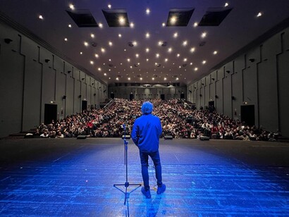 Angelo Duro durante uno spettacolo