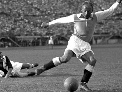 Matthias Sindelar. "Mozart" marque un but rageur à la 70ème minute qu’il célèbre en défiant le régime Nazi dans les tribunes, en 1934