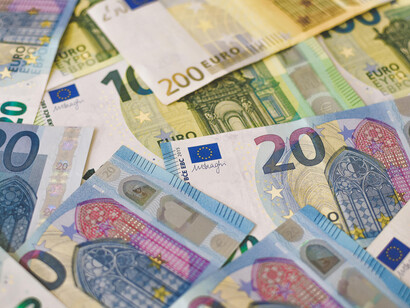 Dinheiro. Basicamente, a exportação não exporta impostos diretos, que quem os pagará é o importador no destino e sobre a base de cálculo internacional de custo, seguro e frete, nada mais