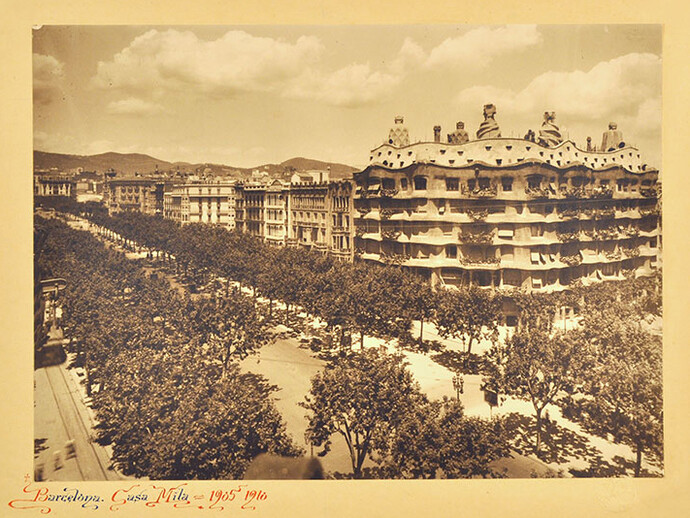 Adolf Mas, Casa Milà, 1910, Da una selezione di foto di architetture di Antoni Gaudí con annotazioni, Barcellona, Arxiu Històric del Collegi d’Arquitectes de Catalunya
