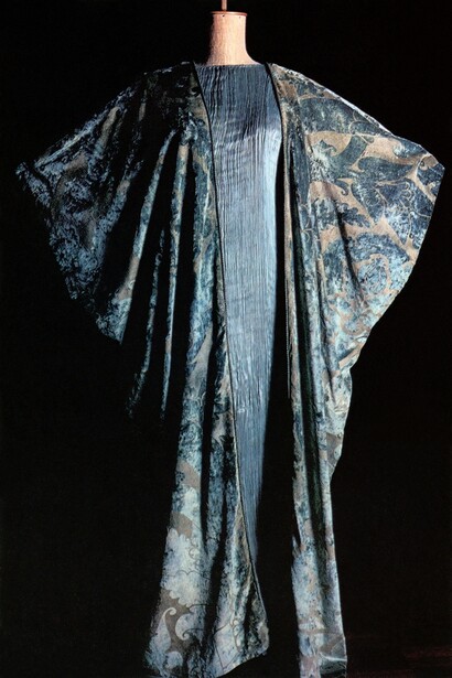 Mantón de seda sobre un traje "Delphos" en gris y azul diseñado por Fortuny