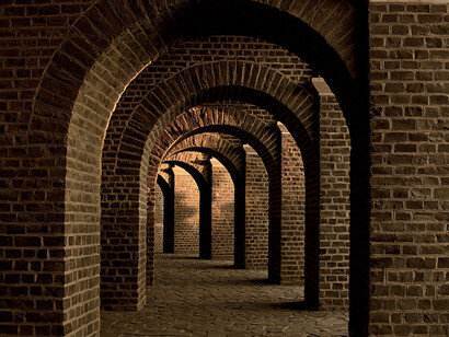 Nessuno prova a reinterpretare l'oscuro periodo in cui ci troviamo scaraventati in questi giorni