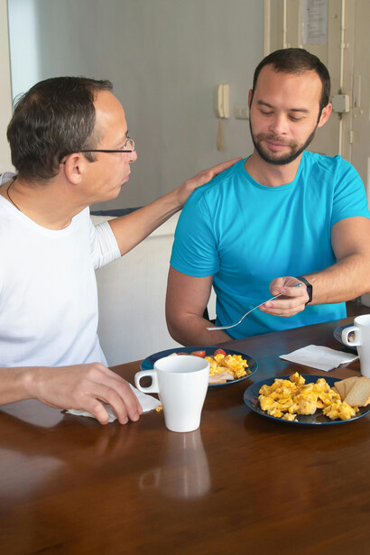 Momento comovente: filho alimenta pai idoso. Explorando os dilemas de cuidar de familiares abusivos e as questões de saúde mental envolvidas