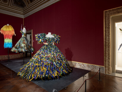 © Antonio Quattrone
Foto sala (da sinistra a destra)

Agatha Ruiz de la Prada
Abito
Fall/Winter 2009-10

Jean Paul Gaultier
Abito “Oiseau de jeu”
Fall/Winter 2011-12 Haute Couture

Dolce & Gabbana
Abito
Rinascimento Collection, Fall/Winter 2018-19 Alta Moda

