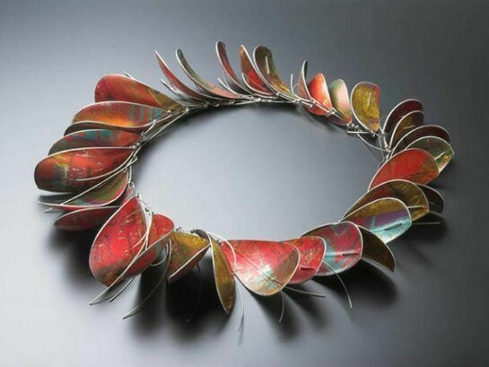Jane Keith, Large Dyed Aluminium Necklace, 2013, 33 leaves of dyed anodised aluminium with stainless steel wires, L:57cm