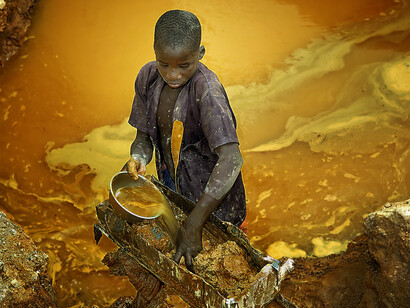 Sergio Pessolano, Un ragazzo al lavoro nella miniera d’oro a cielo aperto,
Ouahigouya, Burkina Faso