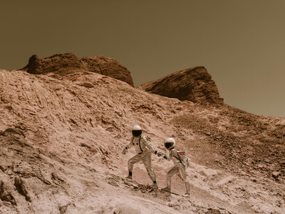 Dos personas recorren un mundo desconocido. A la Zona de Ricitos de Oro también se la denomina Zona de Habitabilidad