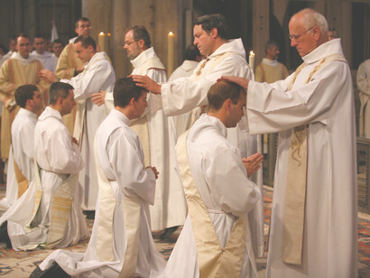 Ceremonia de ordenación de sacerdotes de la Iglesia católica, en la que presentan sus votos, incluyendo el de castidad