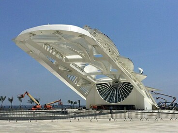Vista de um dos lados, a longa estrutura do Museu do Amanhã parece avançar sobre a Praça Mauá como uma asa. A forma futurista do edifício é parte fundamental da experiência que o museu propõe antes mesmo de o visitante entrar