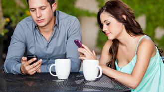 Conectados al móvil e ignorando a su pareja
