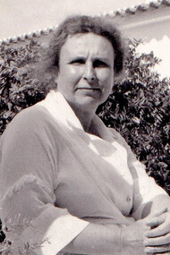 Agustina Bessa-Luís revela-se como uma figura literária ímpar, combinando erudição e humanidade, proporcionando uma visão rica e intimista sobre o universo das letras portuguesas