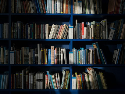 Repensar o papel da educação exige entender suas raízes históricas e como estas influenciam os modelos formadores atuais