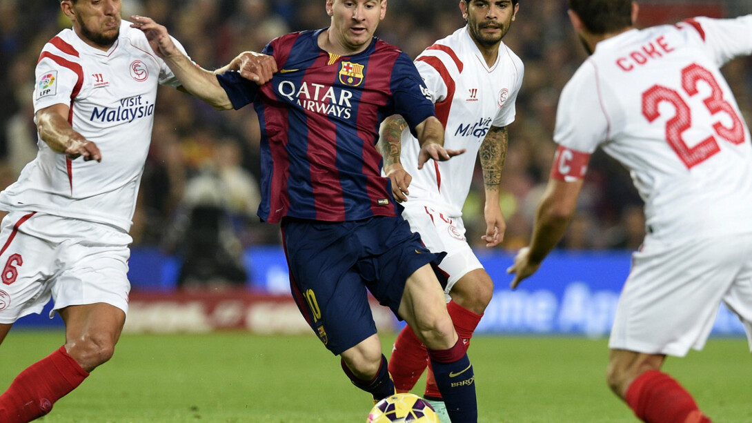 Messi regatea a varios defensores del Sevilla FC