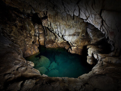 Un pozo de agua en las Cuevas de Cantabria, España