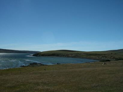 A disputa pela ilha repercute no nome que por uns é chamada de Malvinas e por outros de Falkland Islands, em que ambos os casos refletem a posse do território pela Argentina ou pelo Reino Unido